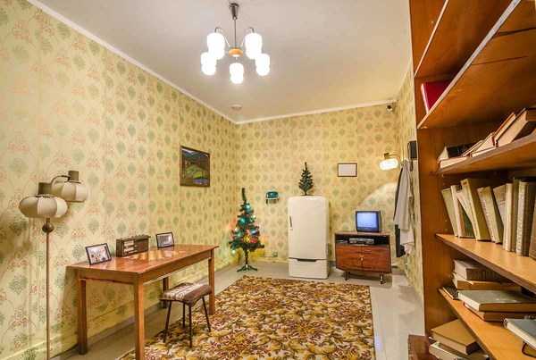 Взаперти